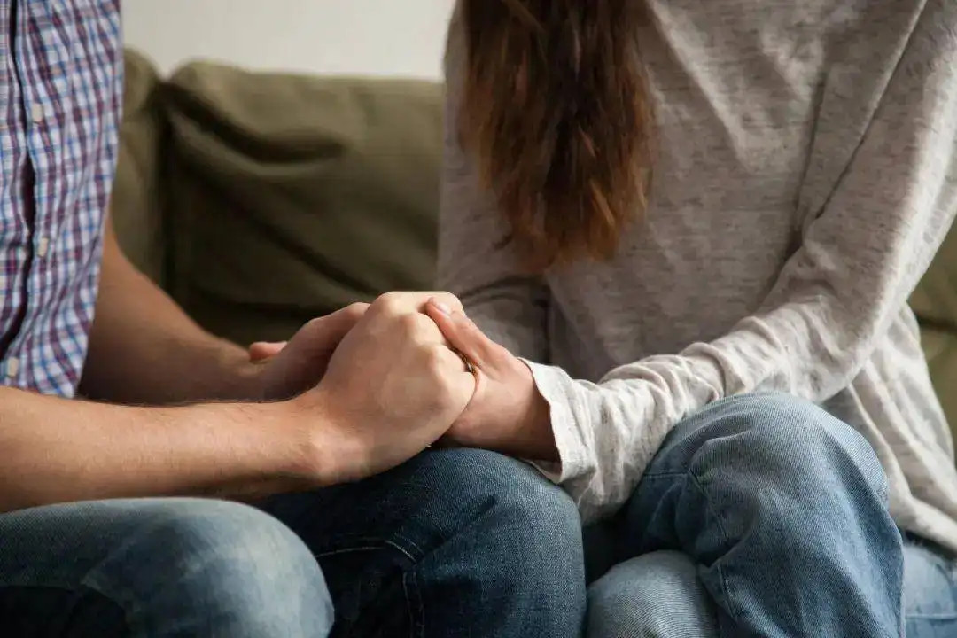 妻子看到老公與他人親密合影開(kāi)始懷疑老公出軌